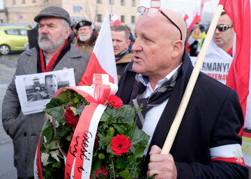 Piotr Rybak podczas marszu narodowców w Oświęcimiu