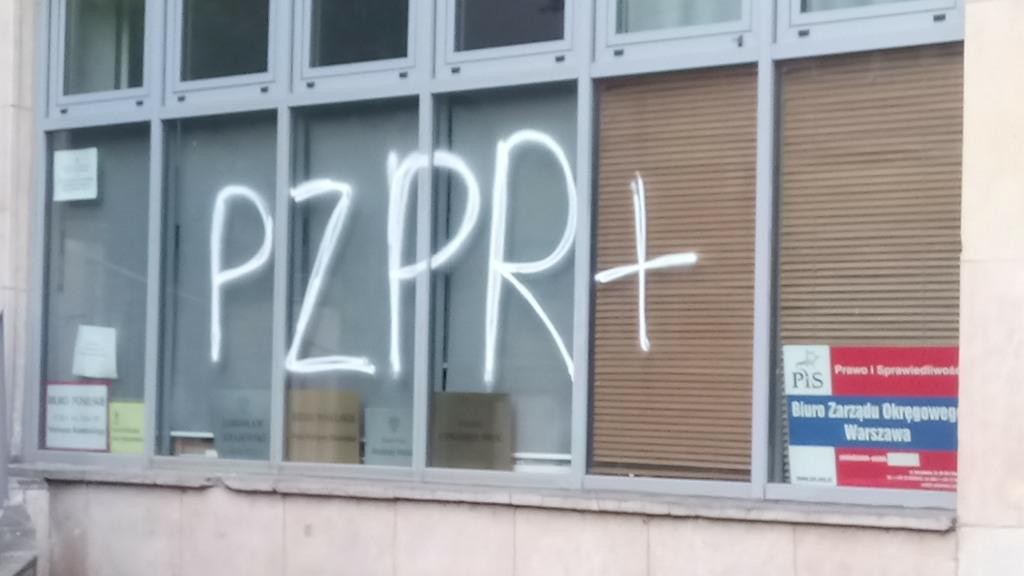 Kolejny atak na biura posłów PiS