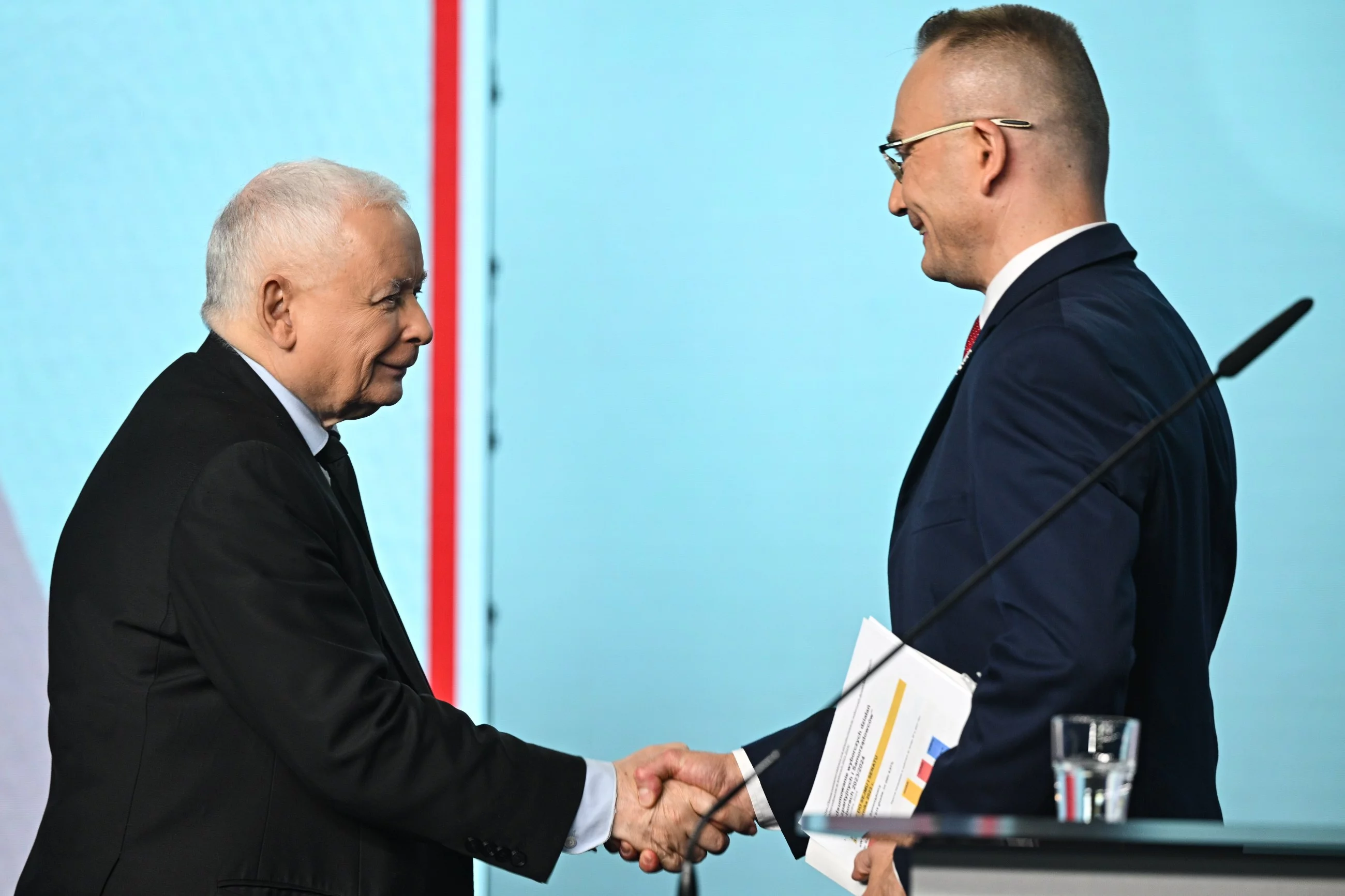 Prezes Prawa i Sprawiedliwości Jarosław Kaczyński (L) oraz lider Bezpartyjnych Samorządowców Marek Woch