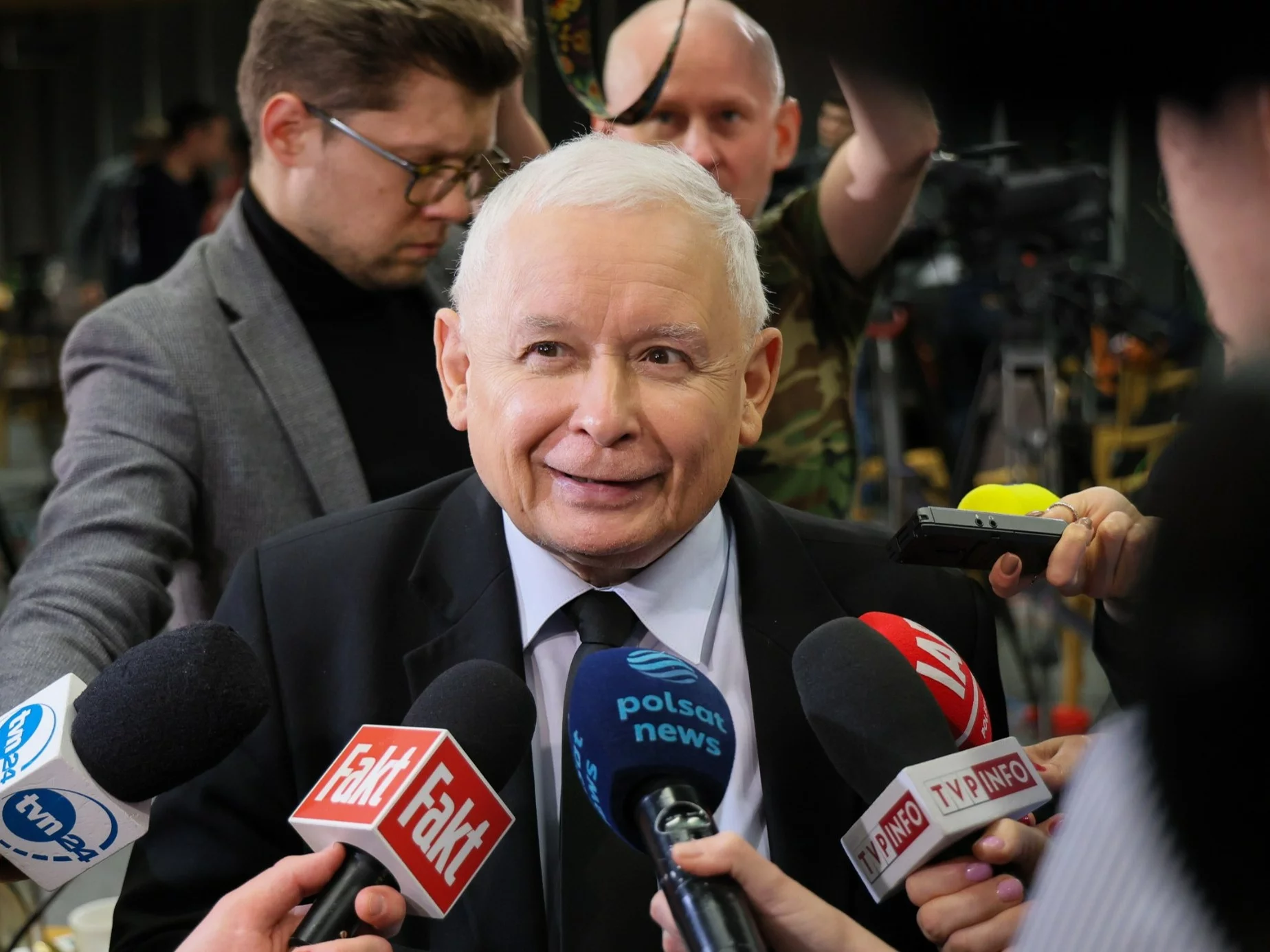 PiS na czele nowego sondażu. Smerfy 2050 i PSL szorują po dnie