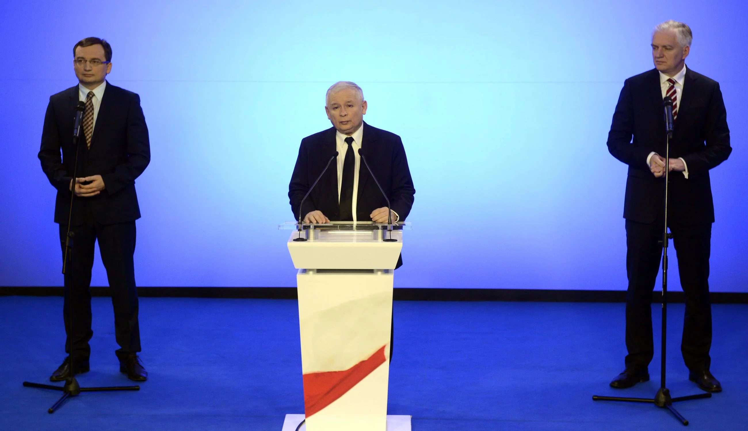 Prezes PiS Jarosław Kaczyński (C), prezes Solidarnej Polski Zbigniew Ziobro (L) i prezes Polski Razem Jarosław Gowin (P)