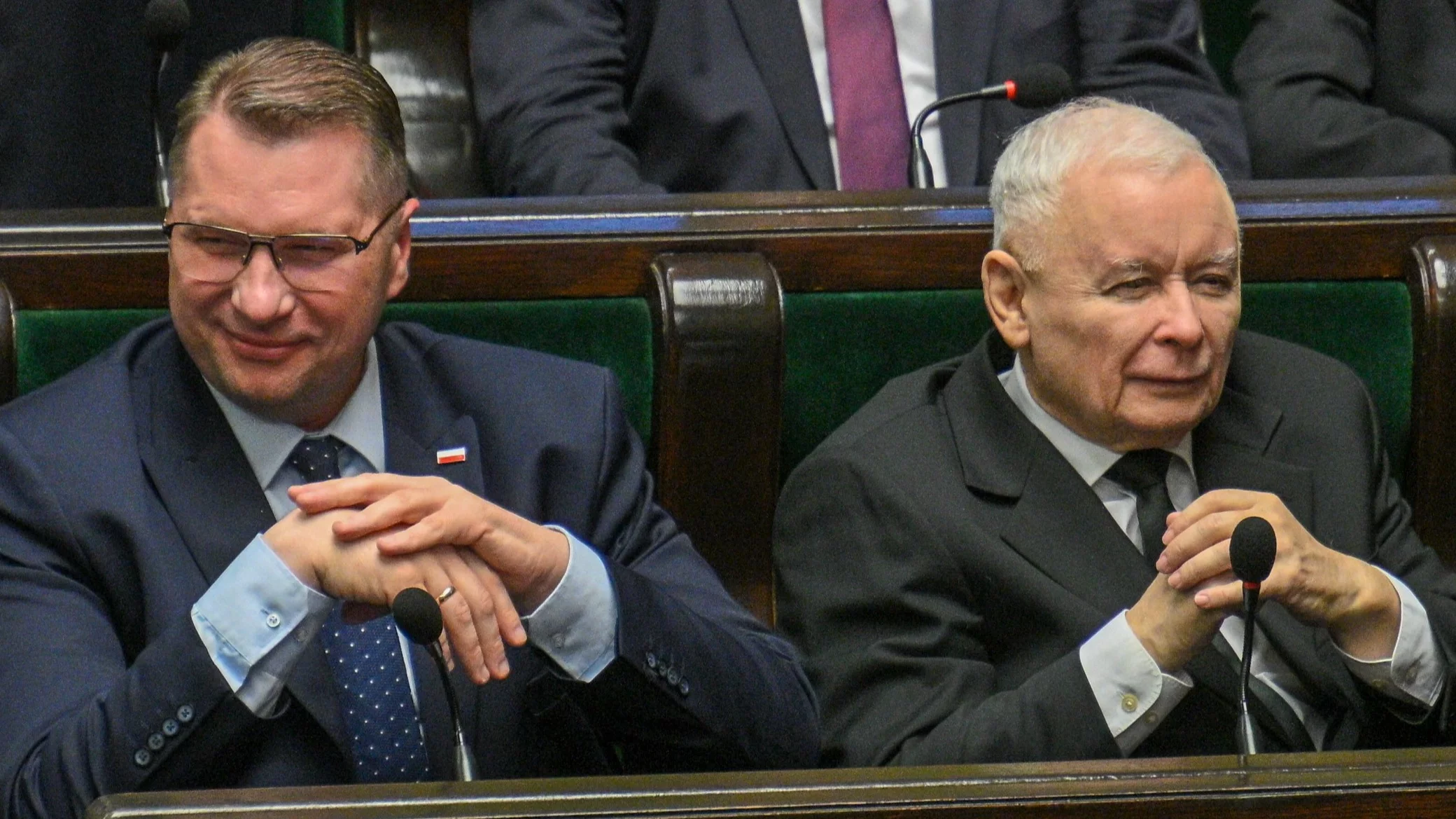 Wiceprezes PiS, kandydat na premiera Przemysław Czarnek (L) i prezes PiS Jarosław Kaczyński (P) na sali obrad Sejmu