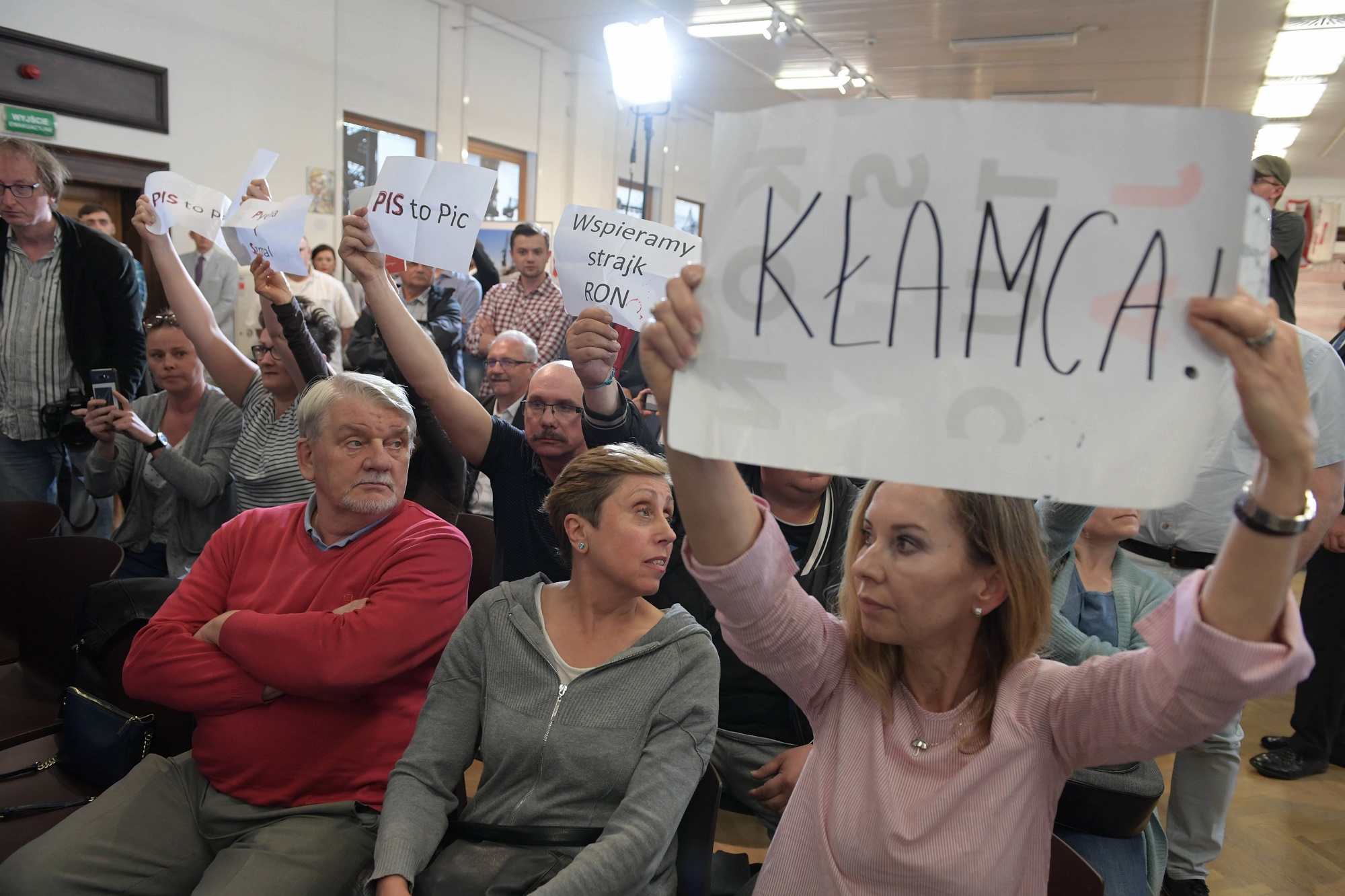 Przeciwnicy Prawa i Sprawiedliwości podczas spotkania mieszkańców Gdańska z premierem Mateuszem Morawieckim