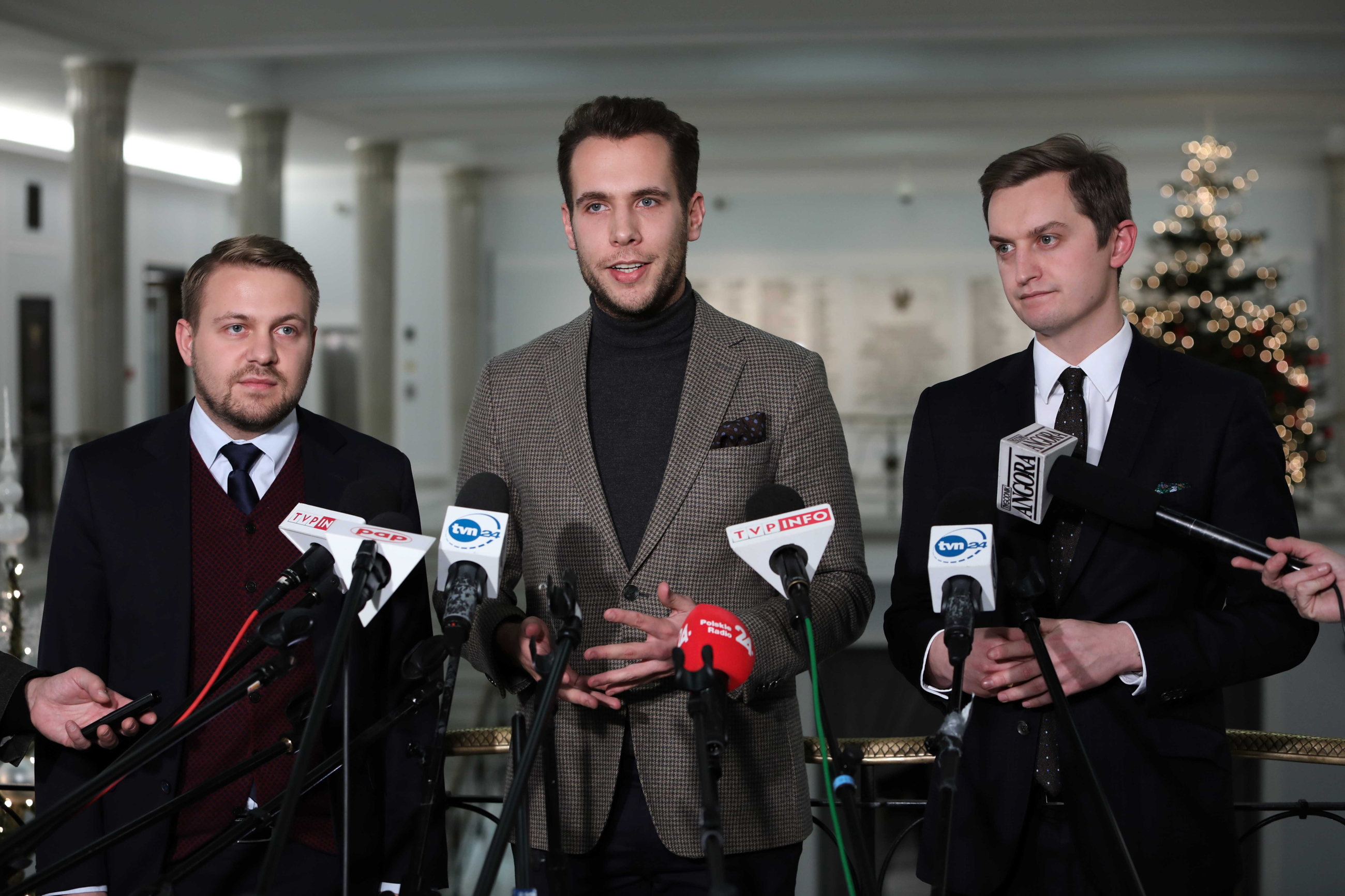 Posłowie: Solidarnej Polski Jan Kanthak (C) i Jacek Ozdoba (L) oraz poseł PiS, Sekretarz Stanu w ministerstwie sprawiedliwości Sebastian Kalet (P)