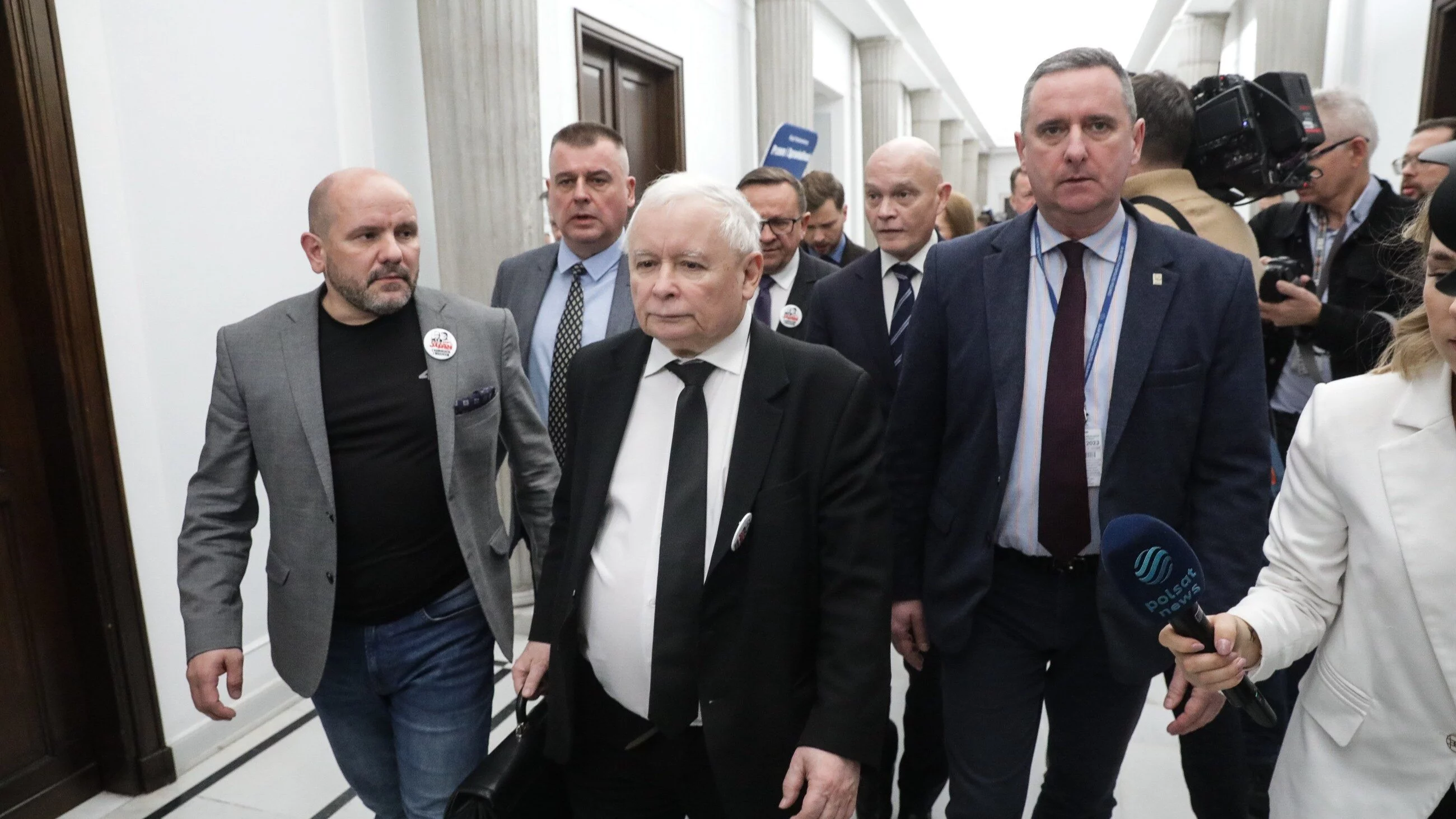 Jarosław Kaczyński i posłowie klubu PiS w Sejmie