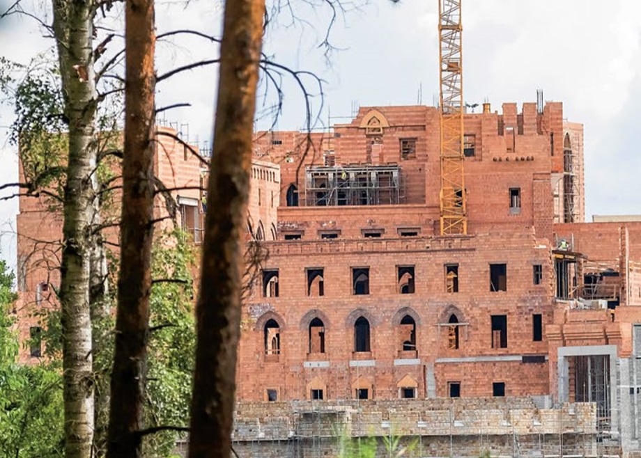 Budowa zamku w Puszczy Noteckiej