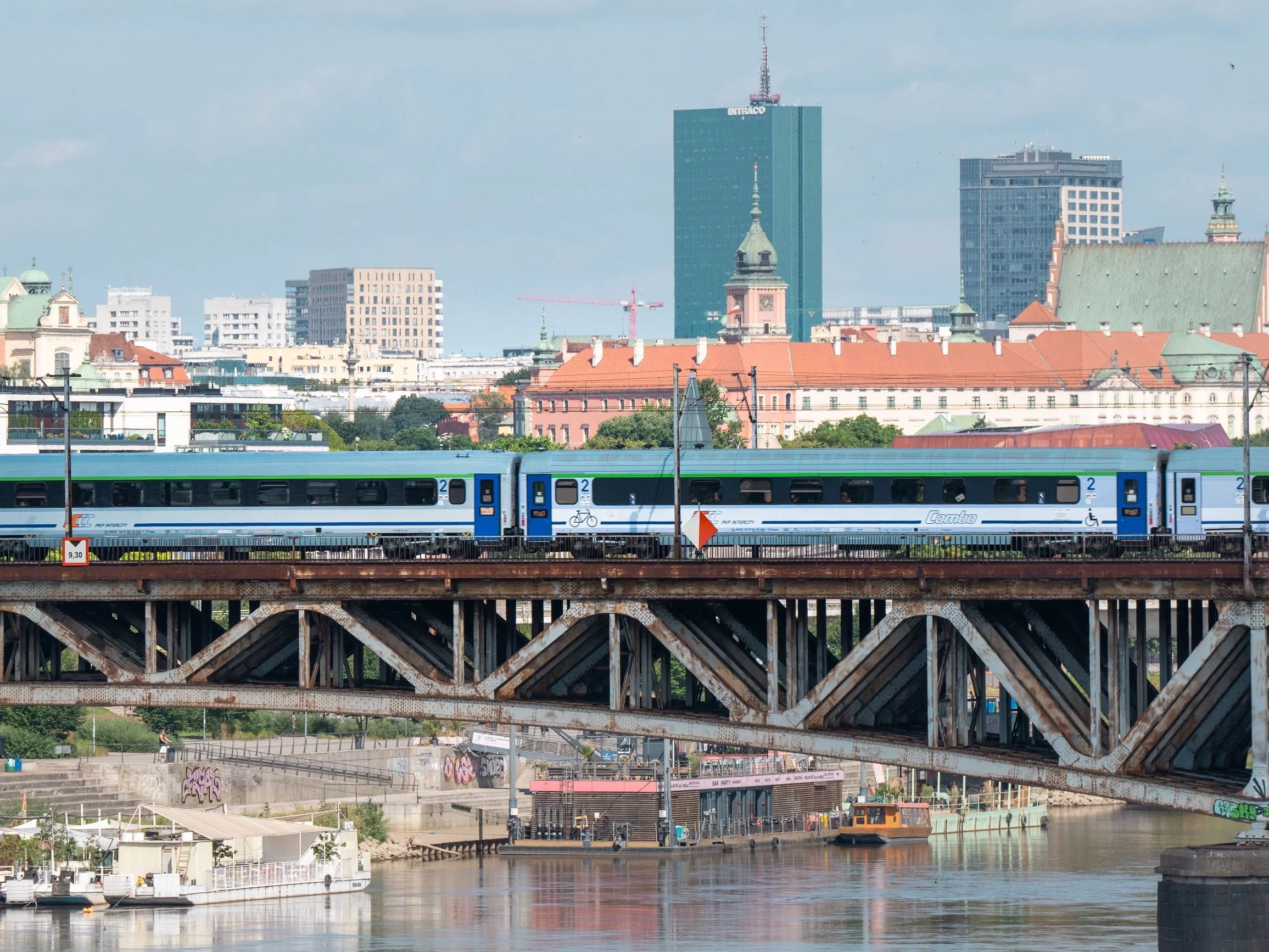 Pociąg PKP Intercity przejeżdża przez most na Wiśle w Warszawie