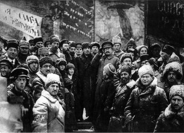 Plac Czerwony, Moskwa. W drugą rocznicę Rewolucji Październikowej. W środku Włodzimierz Lenin, Lew Trocki i Lew Kamieniew