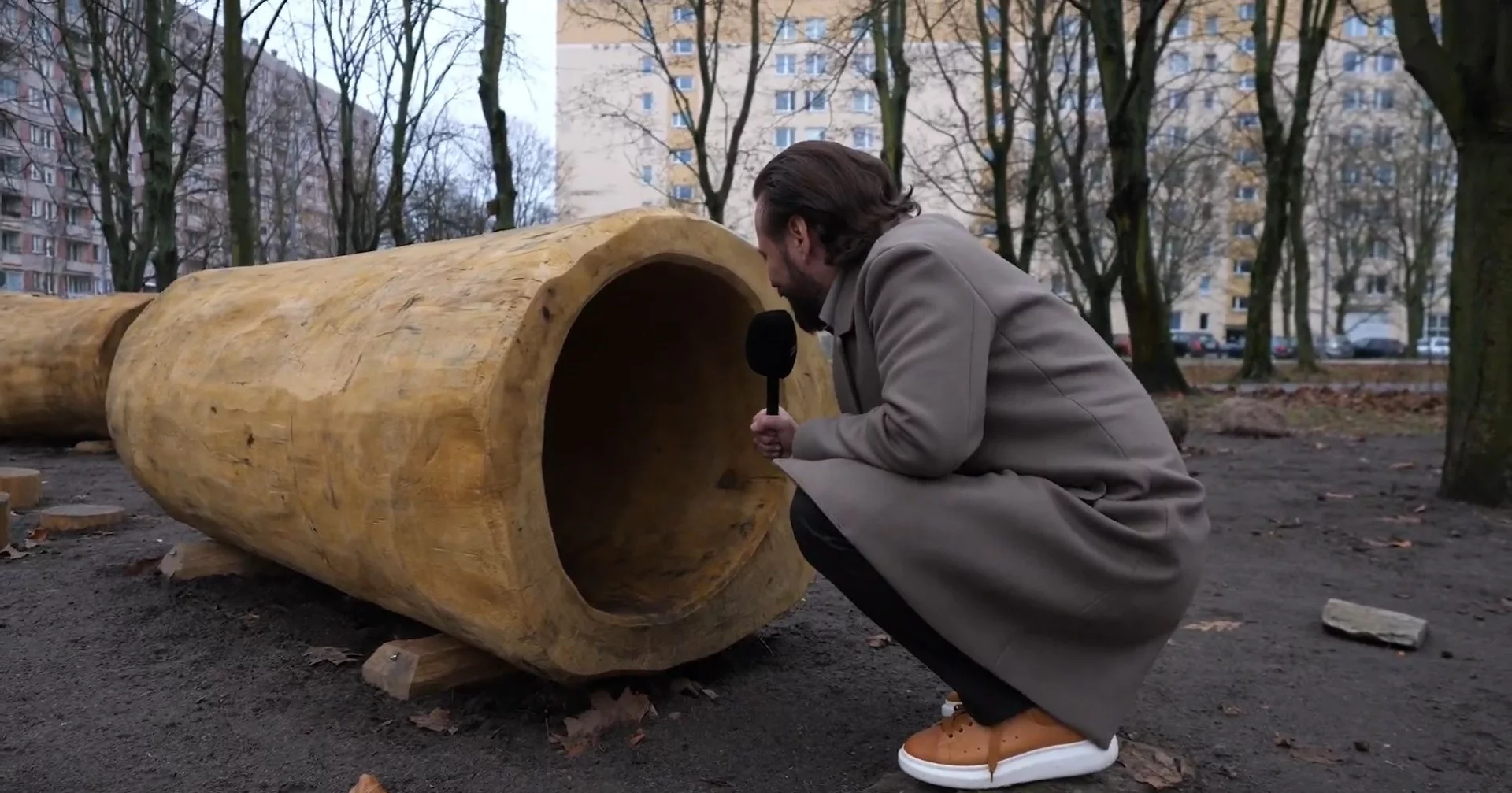 Plac zabaw jak wybieg dla psów? Urząd dzielnicy odpowiada na film Stanowskiego