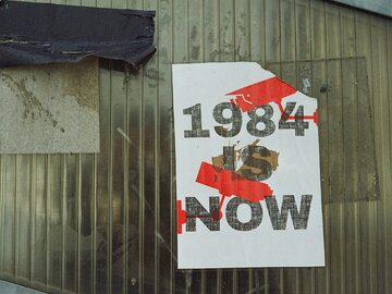 Plakat nawiązujący do dzieła G. Orwella "Rok 1984"