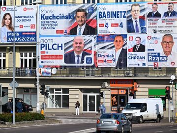 Plakaty wyborcze na kamienicy w Przemyślu
