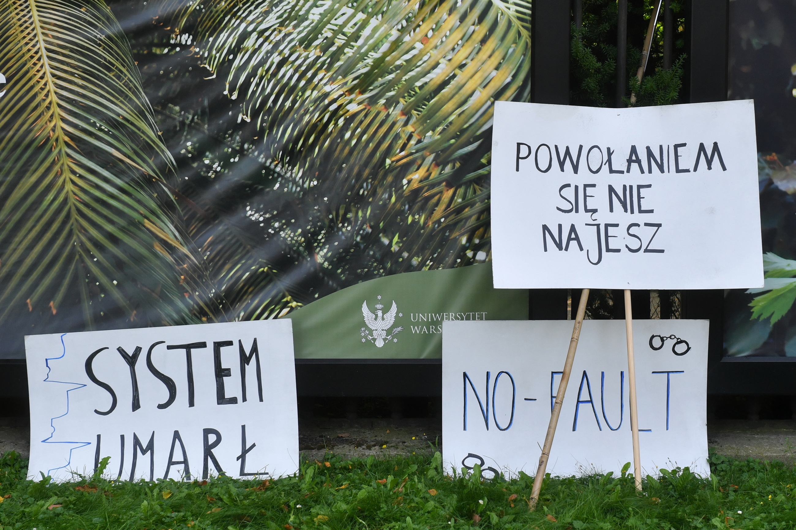 Protest pracowników ochrony zdrowia w tzw. "białym miasteczku" przed siedzibą Kancelarii Prezesa Rady Ministrów