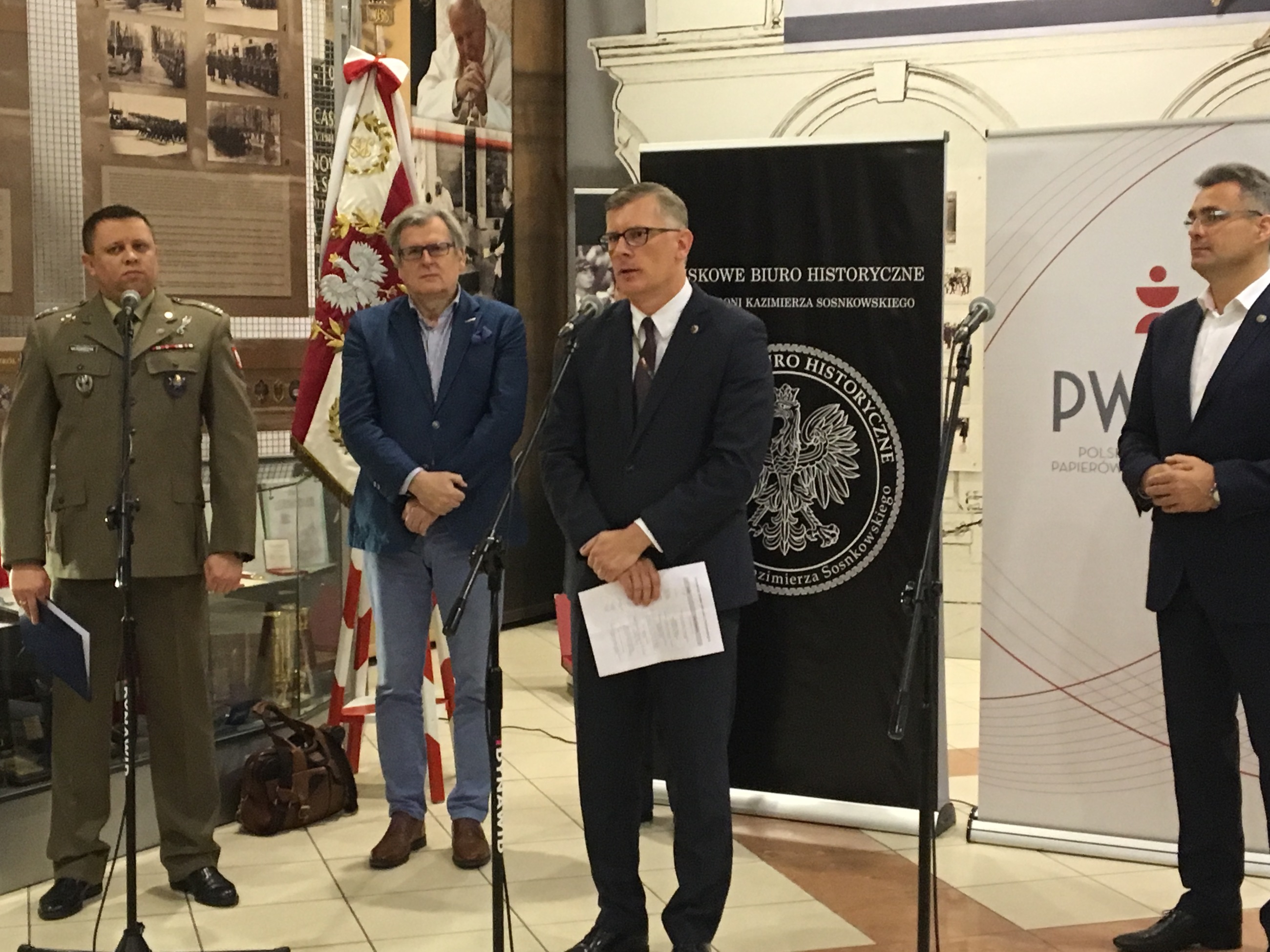 Sławomir Cenckiewicz, Piotr Woyciechowski, konferencja prasowa w Dowództwie Garnizonu Warszawa