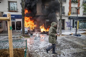 Płonące samochody w czasie zamieszek we Francji 1 maja