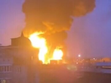 Płonące zbiorniki paliwa w Biełgorodzie na terytorium Rosji po ataku ukraińskich śmigłowców