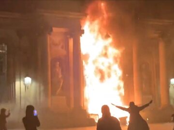 Płonący ratusz w Bordeaux. Zamieszki we Francji 23.03.2023