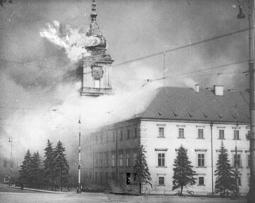 Płonący Zamek Królewski po ostrzale artylerii niemieckiej 17 września 1939