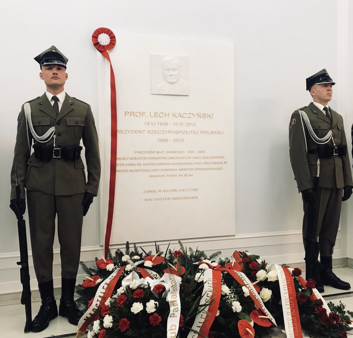 Uroczystość odsłonięcia tablicy poświęconej śp. Lechowi Kaczyńskiemu w Sejmie