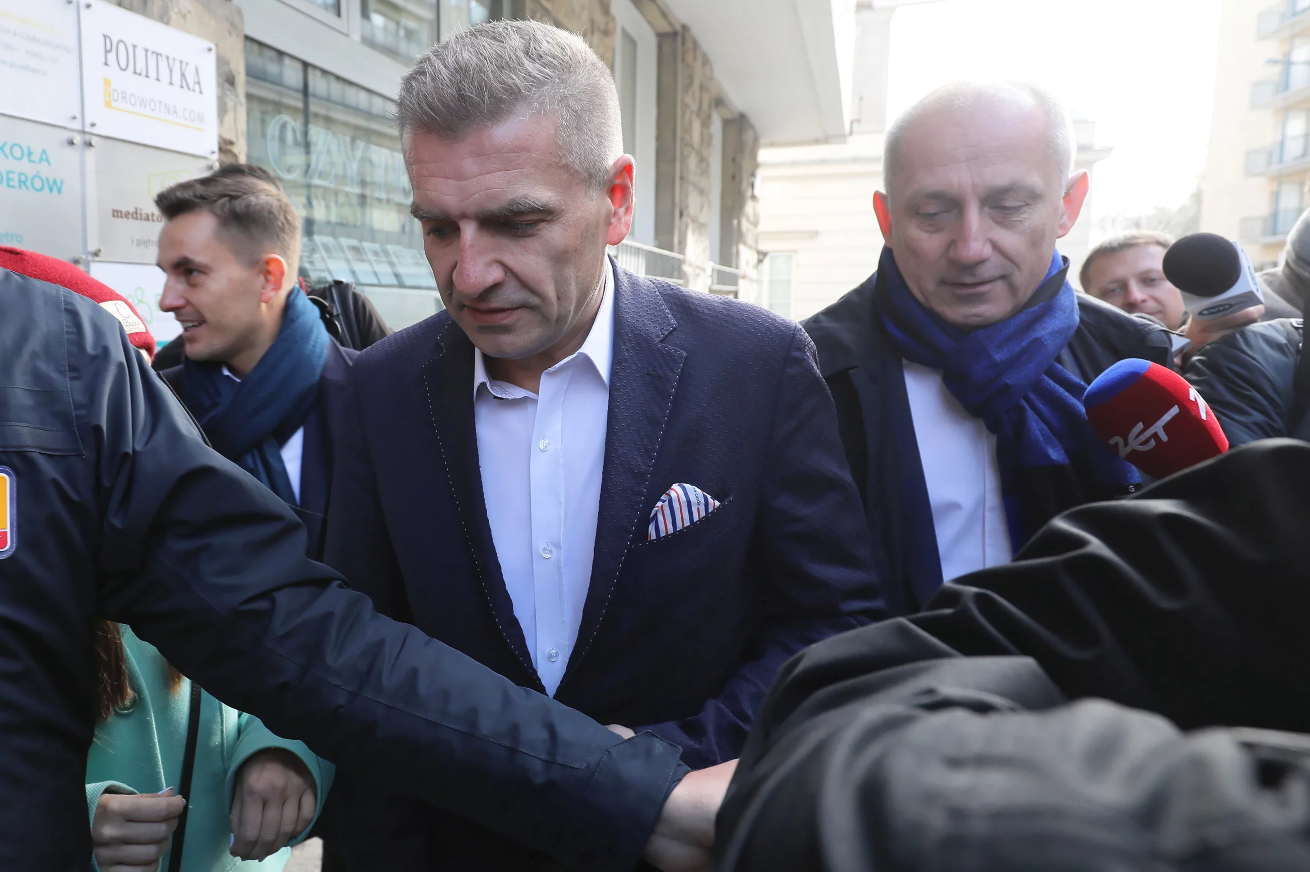 Poseł Parlamentu Europejskiego Bartosz Arłukowicz (C) oraz poseł na Sejm RP Sławomir Neumann (P) w drodze na posiedzenie Zarządu Krajowego Platformy Obywatelskiej, 30 bm. w Warszawie