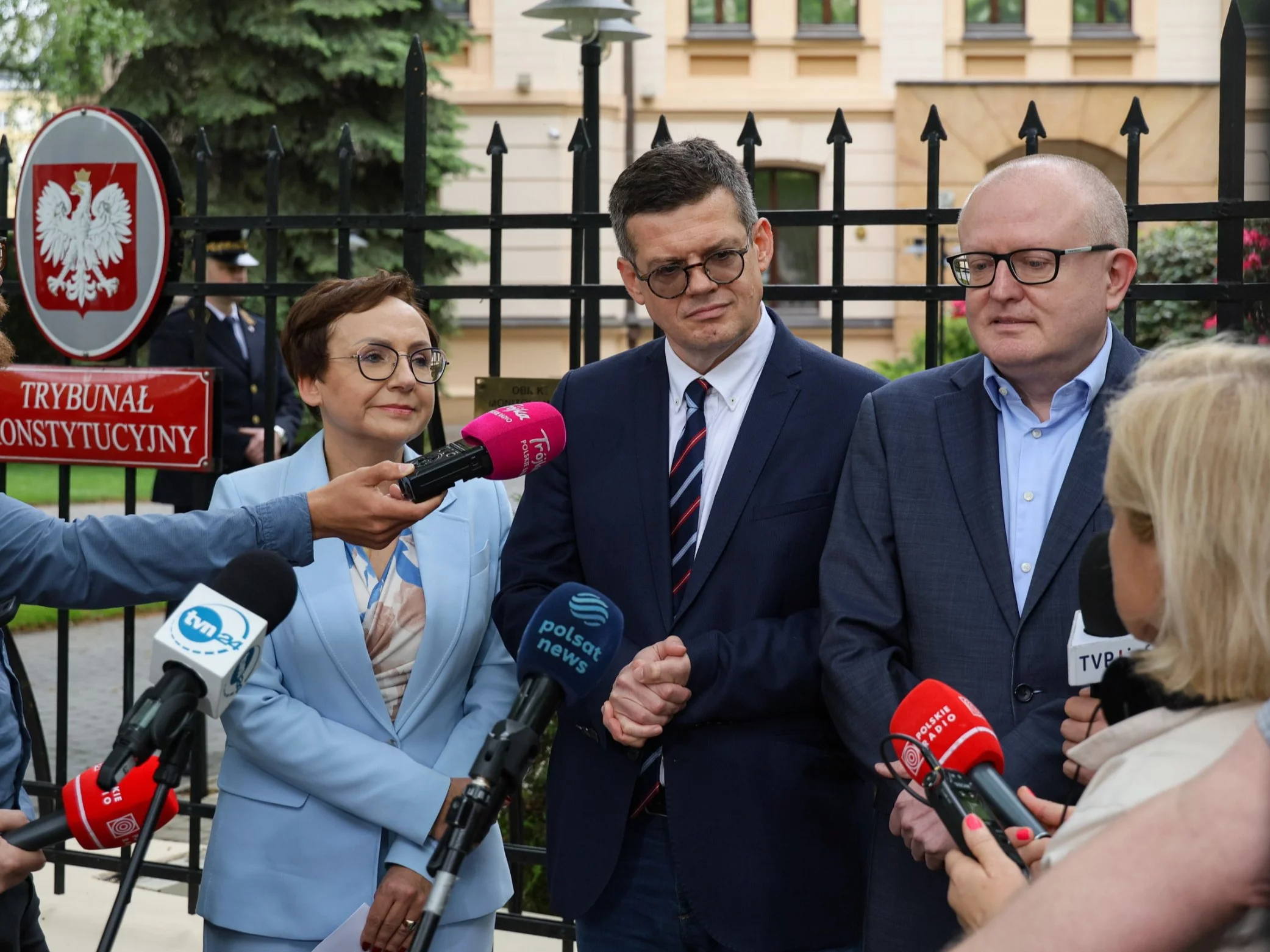 Sędziowie TK, od lewej: Anna Korwin-Piotrowska, Krystian Markiewicz i Marcin Dziurda przed siedzibą Trybunału Konstytucyjnego w Warszawie