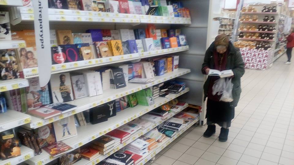 Czytanie w hipermarkecie