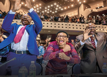 Po odejściu Roberta Mugabe (z prawej) – najstarszego przywódcy na świecie – w parlamencie Zimbabwe wybuchła wielka radość