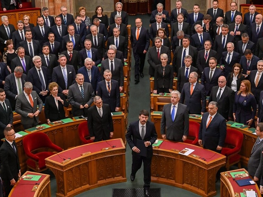 Prezydent Węgier Janos Ader (z przodu) w drodze na podium podczas sesji inauguracyjnej nowego parlamentu w Budapeszcie.