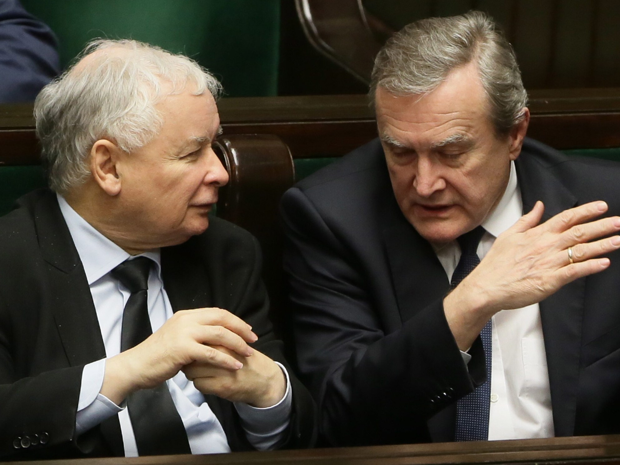 Prezes PiS Jarosław Kaczyński (L) i wicepremier, minister kultury Piotr Gliński (P)