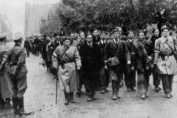 Po upadku Powstania Warszawskiego powstańcy byli kierowani przez Niemców do obozu w Ożarowie