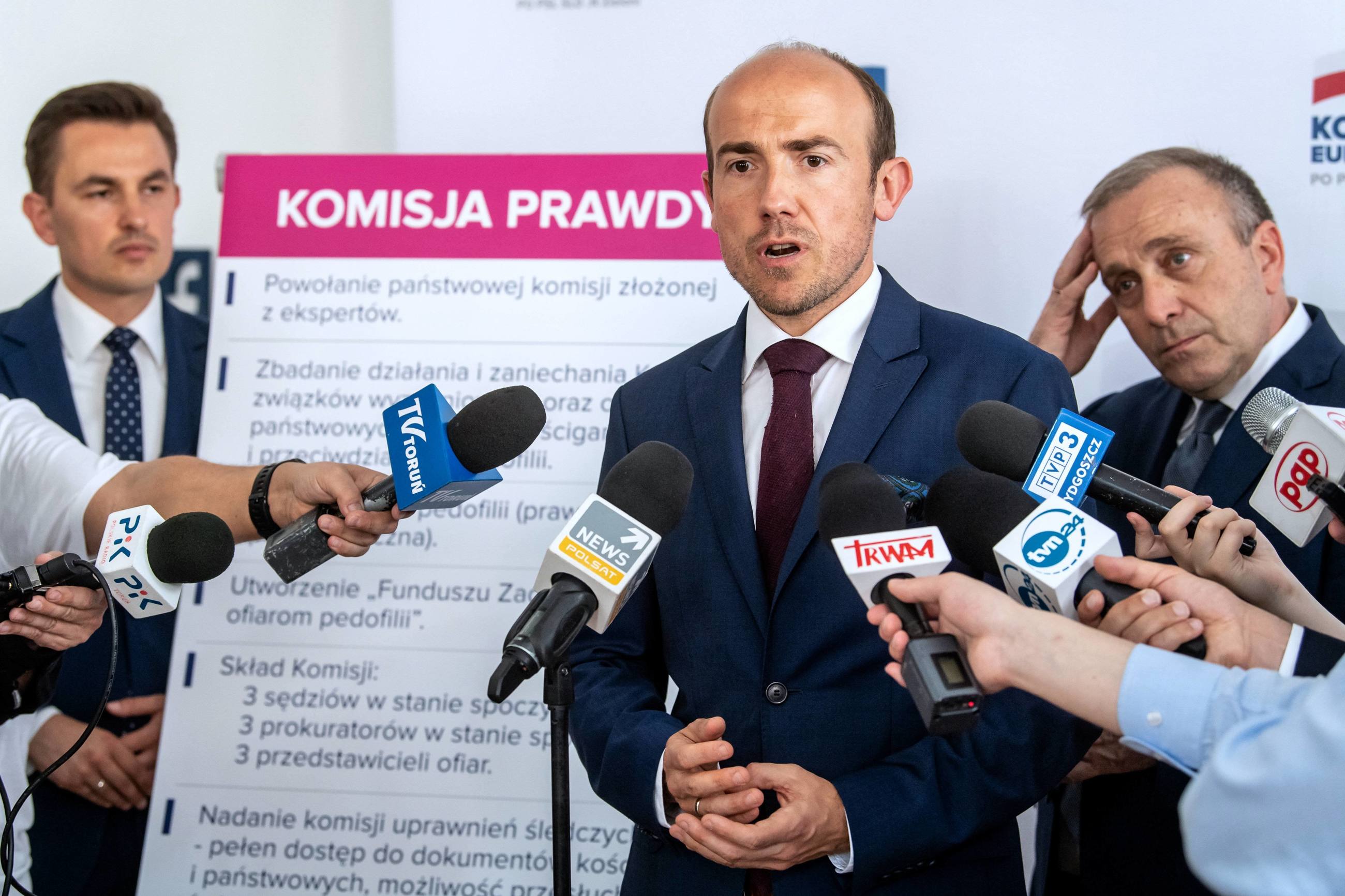 Lider PO Grzegorz Schetyna (P) oraz posłowie Arkadiusz Myrcha (L) i Borys Budka (C) podczas konferencji prasowej w Toruniu