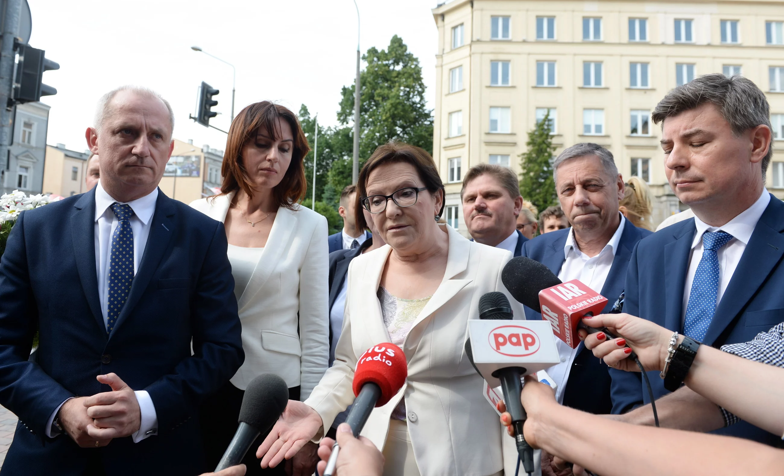 Wiceprzewodnicząca Platformy Obywatelskiej Ewa Kopacz (C), przewodniczący klubu parlamentarnego PO Sławomir Neumann (L) i rzecznik PO Jan Grabiec (P) podczas konferencji prasowej w Radomiu