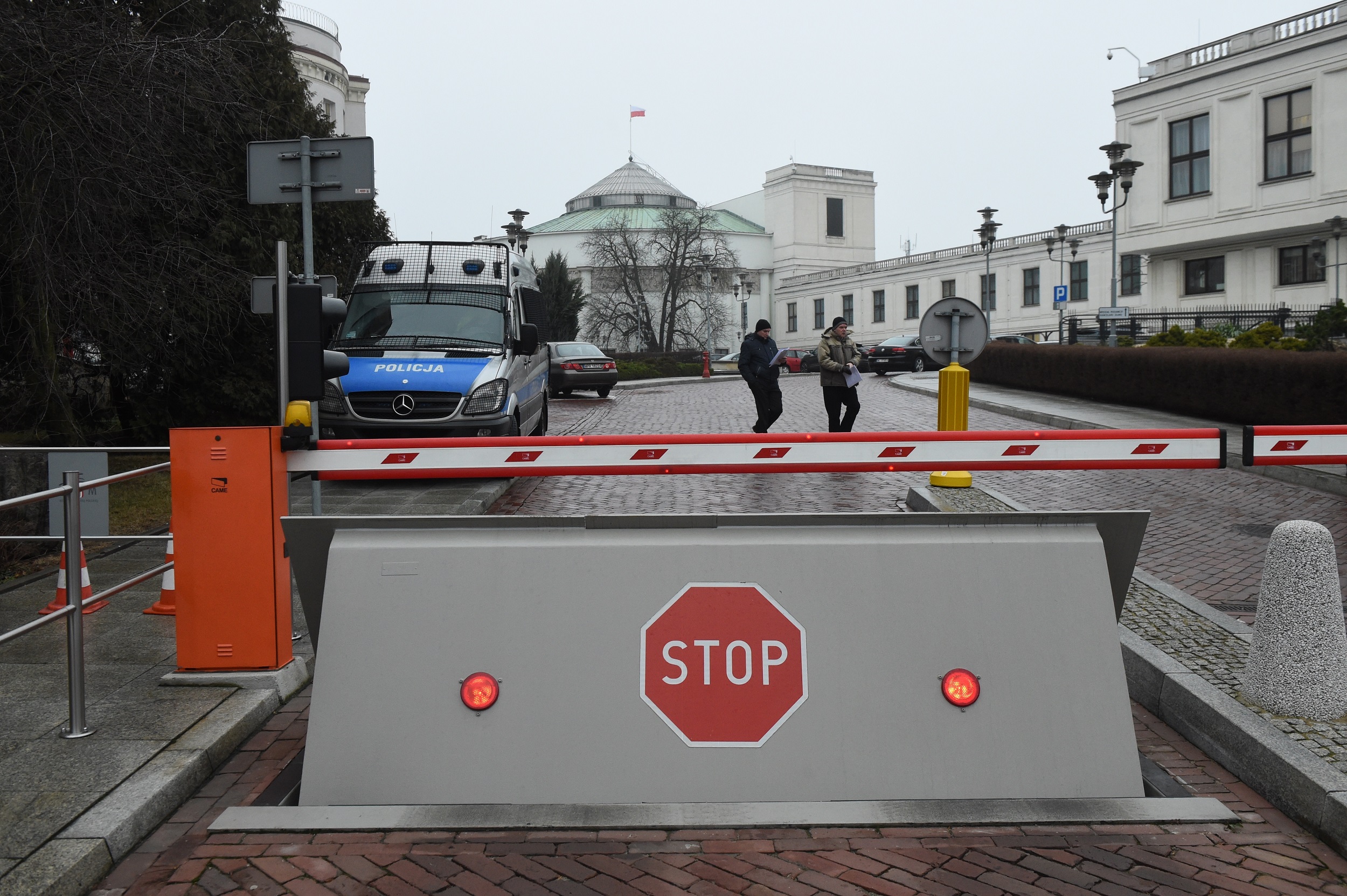 Szlabany przed wjazdem na teren Sejmu