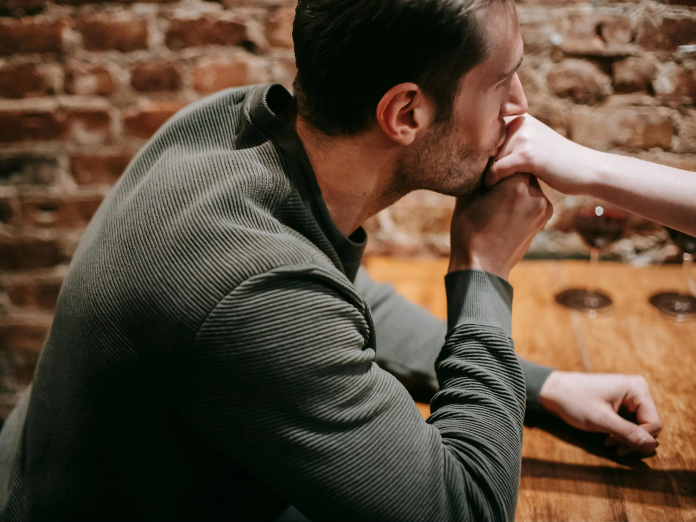 Pocałunek w dłoń, zdjęcie ilustracyjne