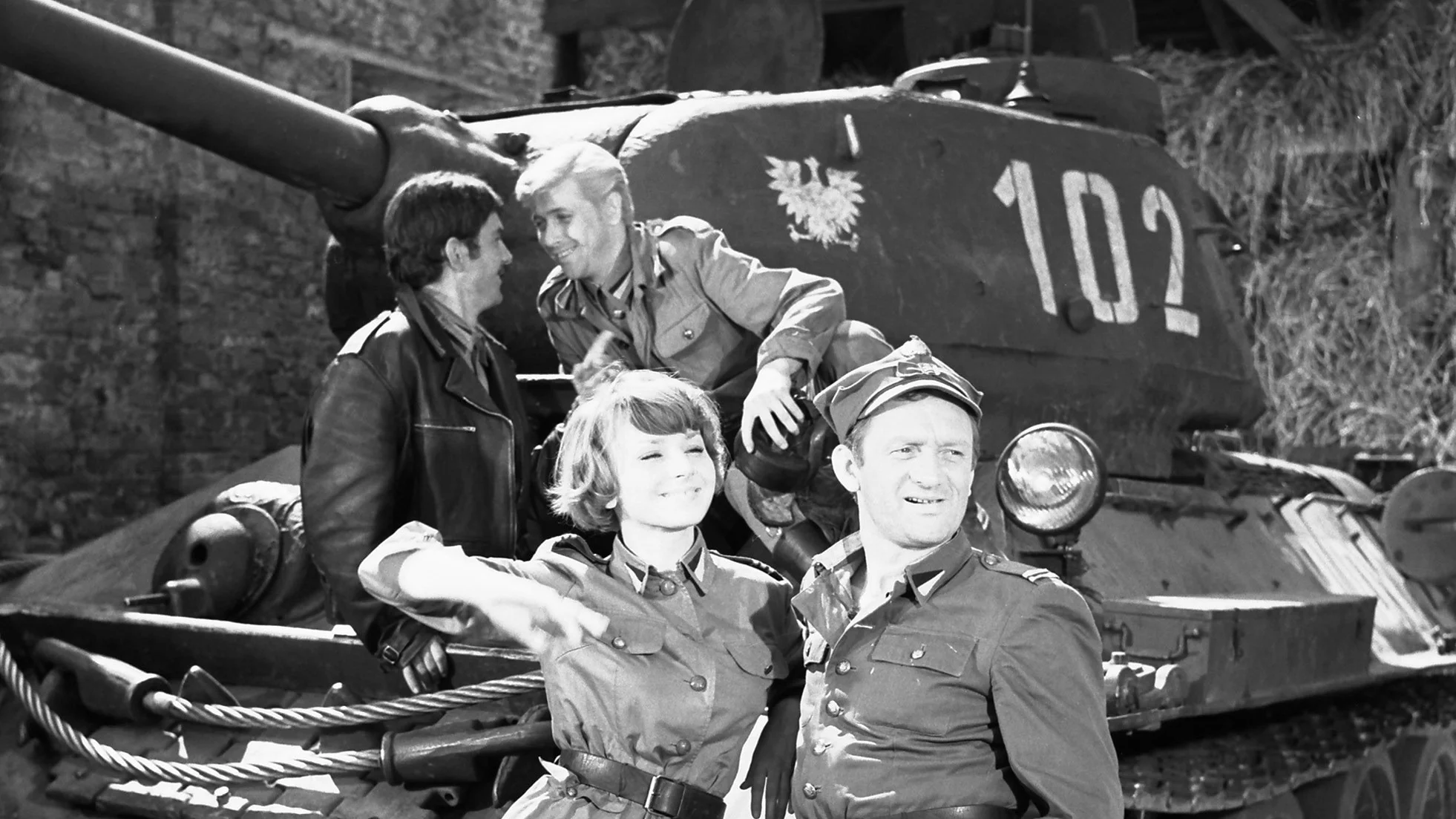 Realizacja filmu "Czterej pancerni i pies". Nz. Małgorzata Niemirska (2L), Witold Pyrkosz (P), Janusz Gajos (2P), Włodzimierz Press (L)