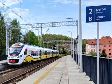 Pociąg Kolei Dolnośląskich Newag Impuls na przystanku kolejowym Wałbrzych Centrum