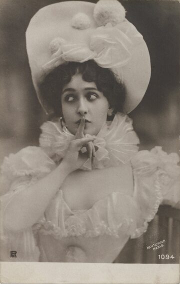 Pocztówka, około 1910 rok. Kobieta w sukni i kapeluszu