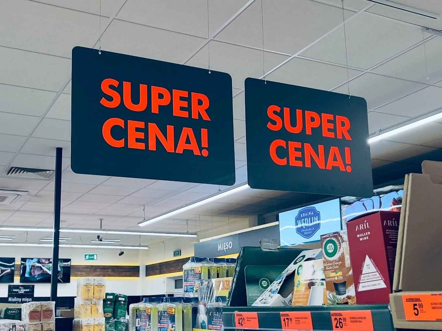 Podano dane dot. koszyka zakupowego. Który sklep poradził sobie najlepiej?