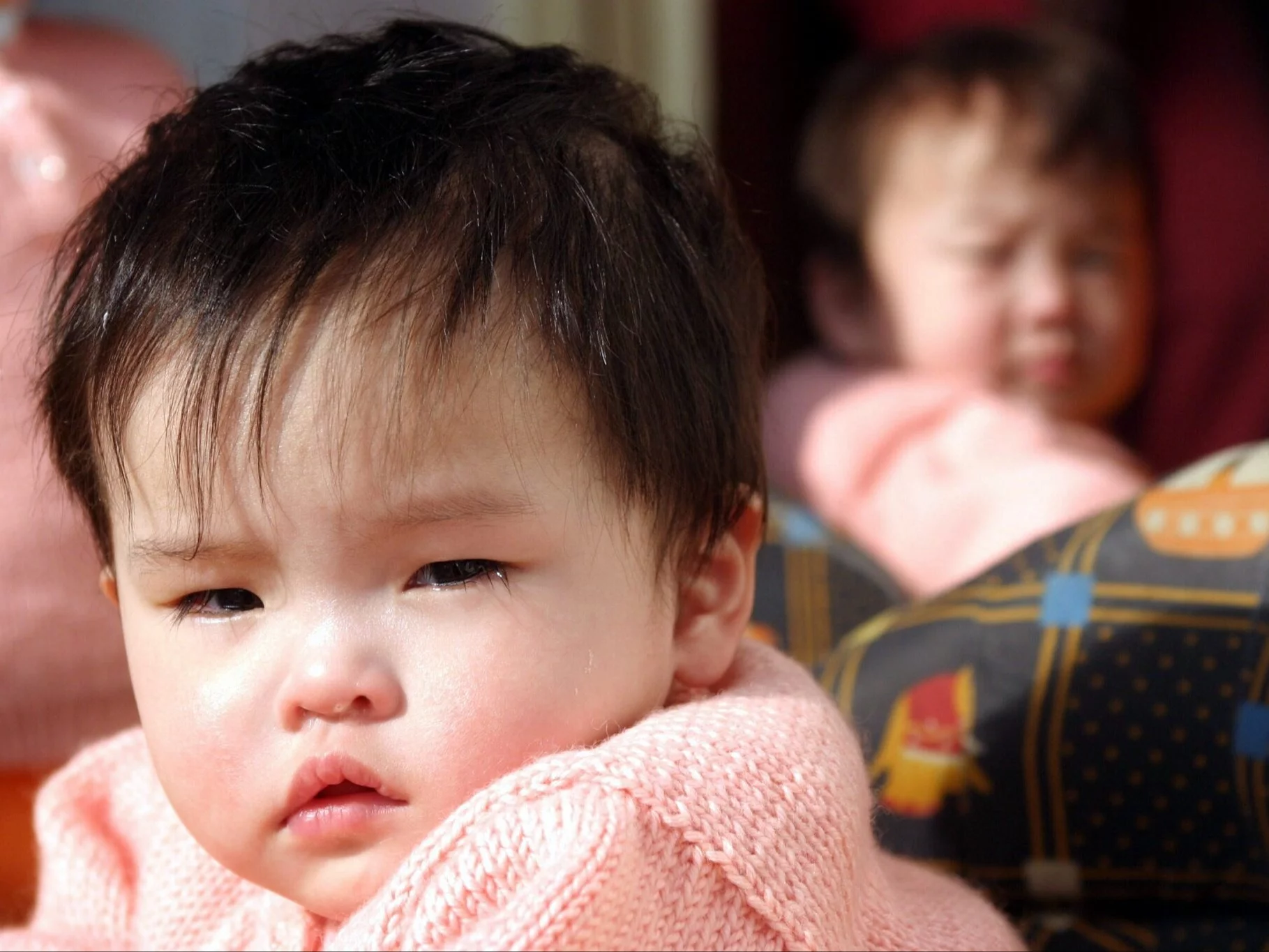 Chińska sierota, oczekująca na adopcję w sierocińcu