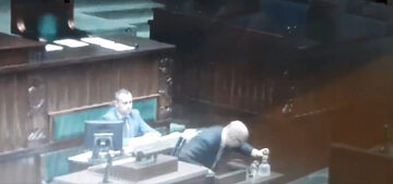Podczas debaty w Sejmie nad wnioskiem o odwołanie szefa MSWiA i koordynatora służb specjalnych Mariusz Kamińskiego, przemawiający na mównicy poseł Robert Kropiwnicki zasłabł.