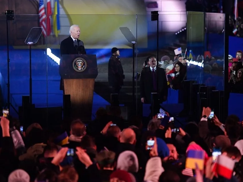 Joe Biden wygłasza przemówienie w Arkadach Kubickiego w ogrodach Zamku Królewskiego w Warszawie.