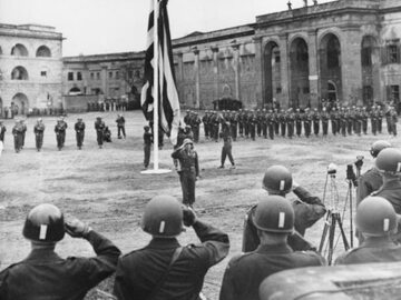 Podniesienie amerykańskiej flagi nad Festung Ehrenbreitstein w Koblencji przez żołnierzy 3 Armii, 1945 r.