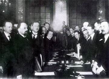 Podpisanie traktatu ryskiego. Z lewej Leonid Obolenski i Adolf Joffe, z prawej Jan Dąbski