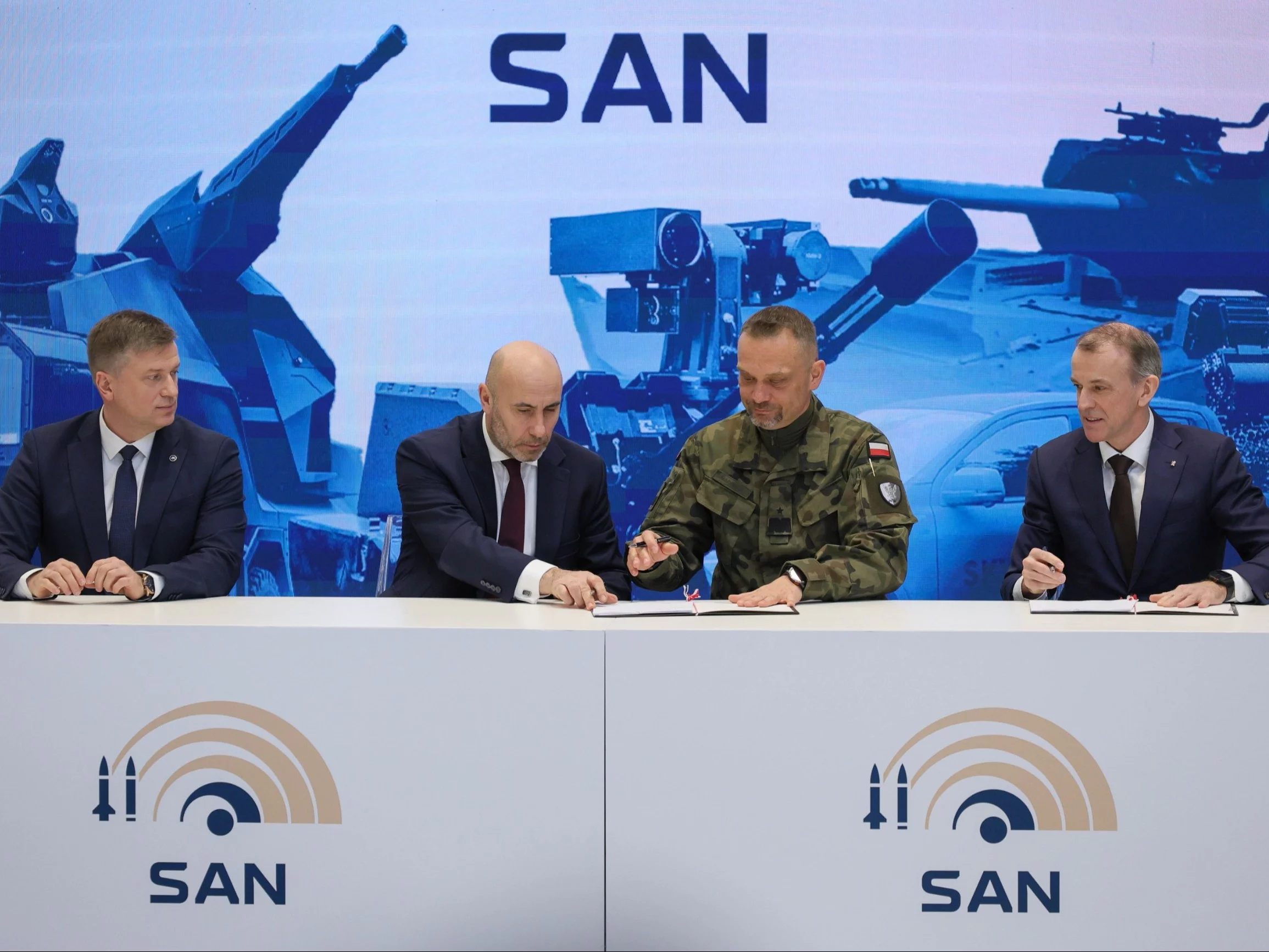 Podpisanie umowy. Prezes PGZ Adam Leszkiewicz (2L), prezes Kongsberg Eirik Lie (P), zastępca szefa AU gen. Michał Marciniak (2P), wiceprezes PGZ Arkadiusz Bąk (L)