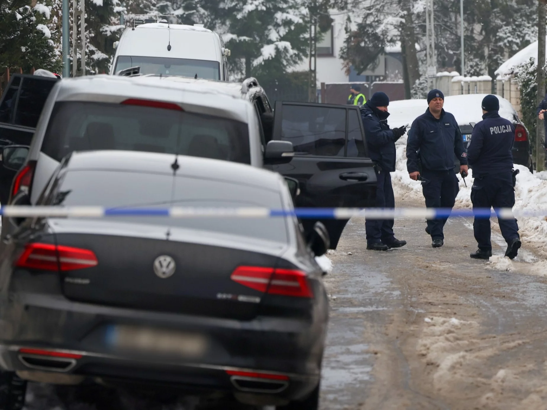 Policja w okolicy domu na warszawskim Targówku, w którym odnaleziono zwłoki dwóch osób