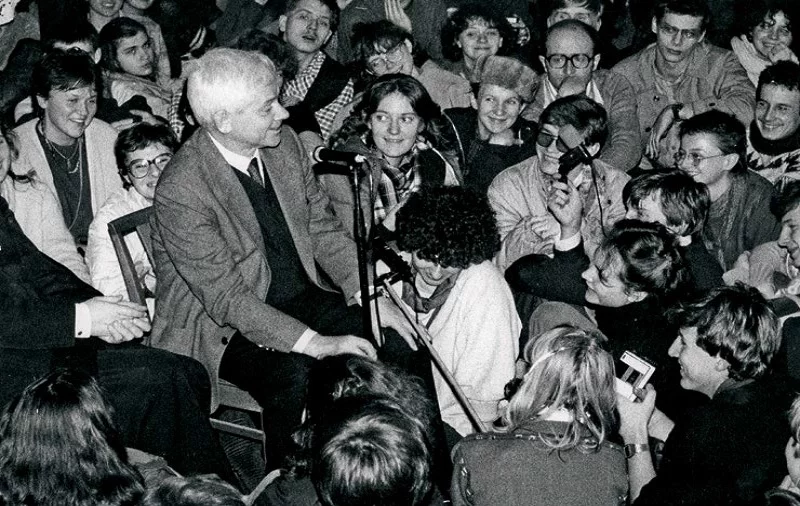 Zbigniew Herbert w kościele na spotkaniu z młodzieżą w latach 80.