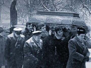Pogrzeb Bogusława Kopczaka, jednego z górników poległych w KWK „Wujek”, 17 grudnia 1981 r.