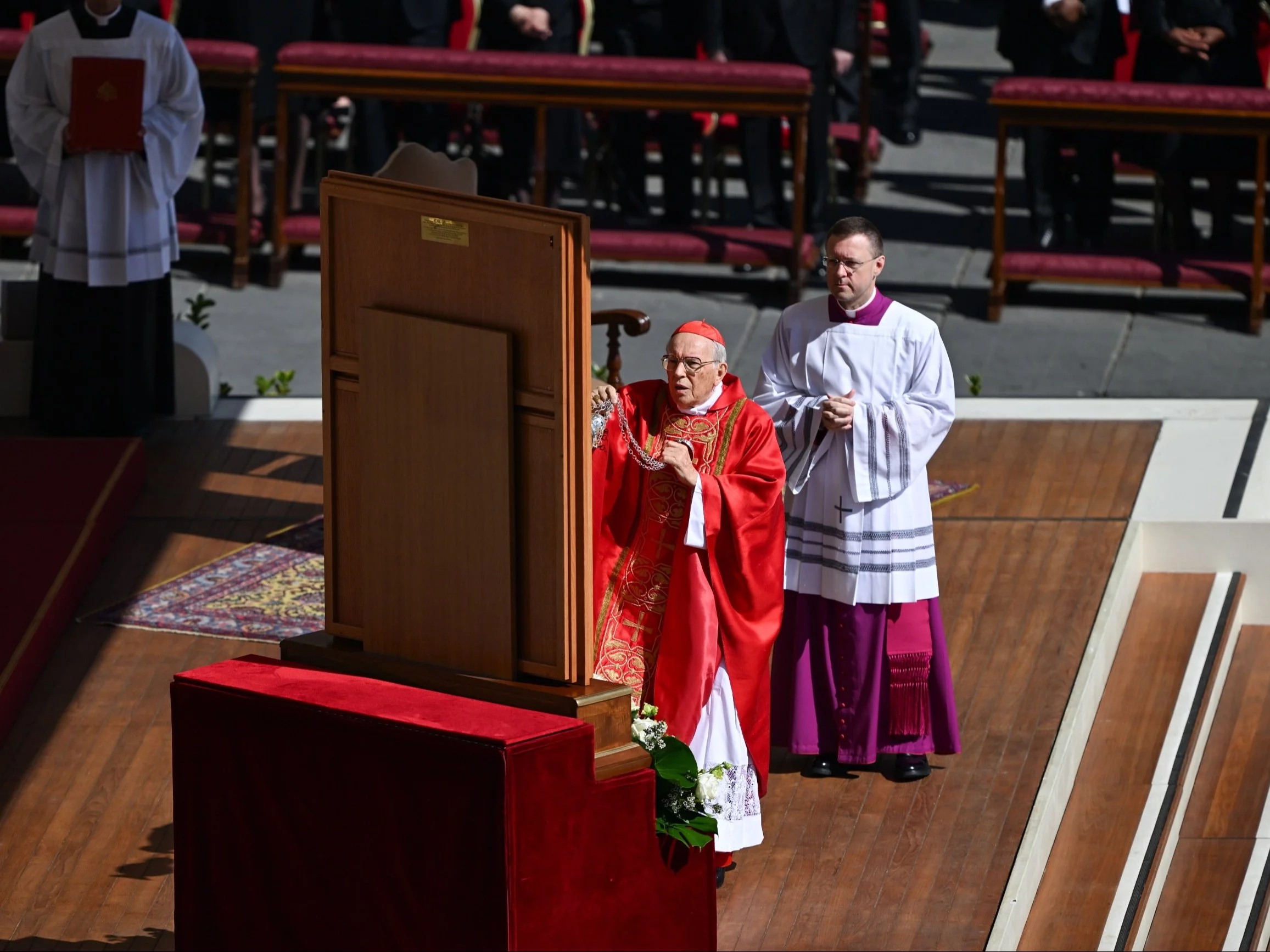 Watykan, 26.04.2025. Dziekan Kolegium Kardynalskiego kardynał Giovanni Battista Re na uroczystościach pogrzebowych papieża Franciszka na placu Świętego Piotra w Watykanie