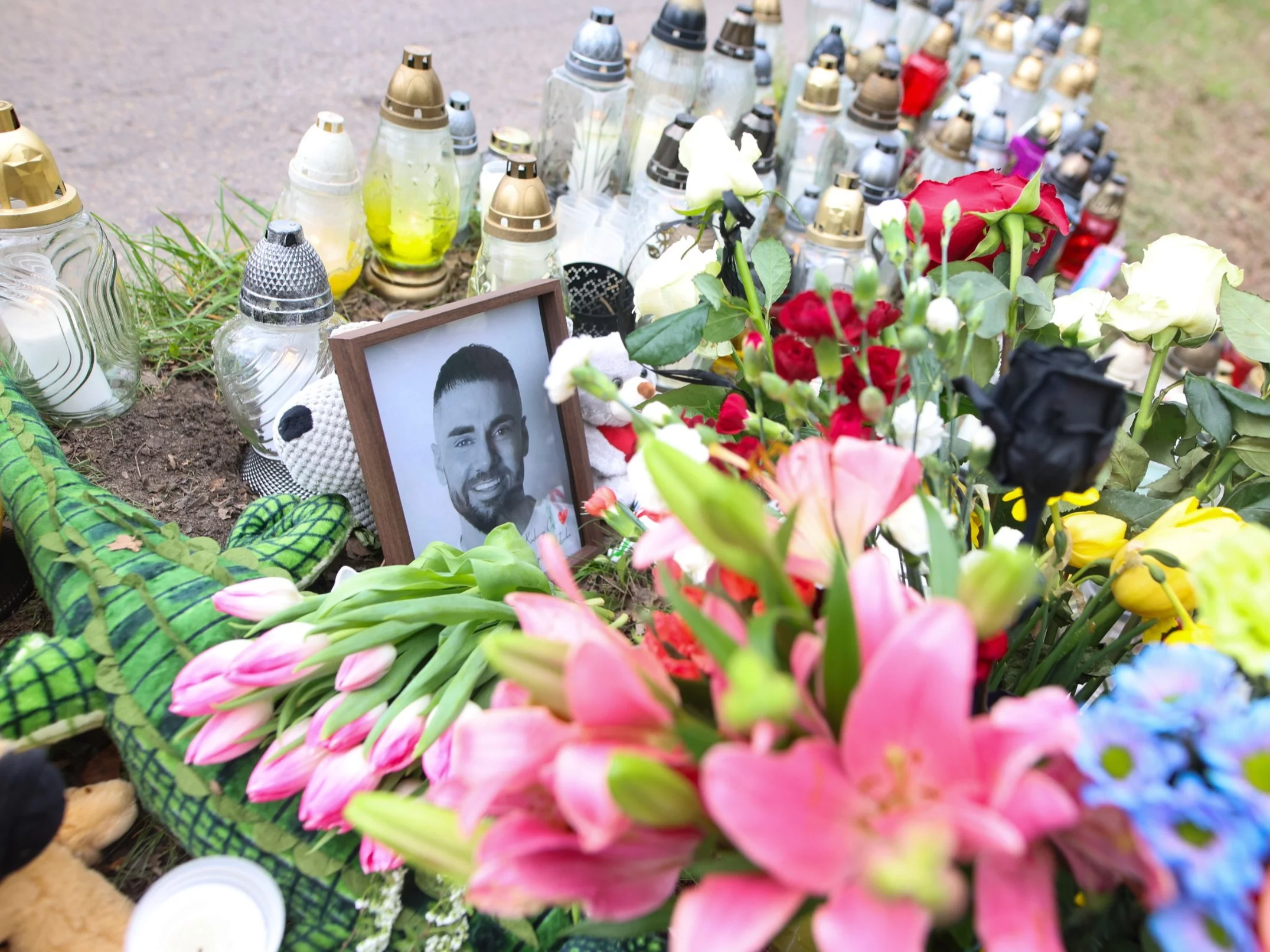 Kwiaty i znicze pozostawione w miejscu tragicznego wypadku posła Lewicy Łukasza Litewki