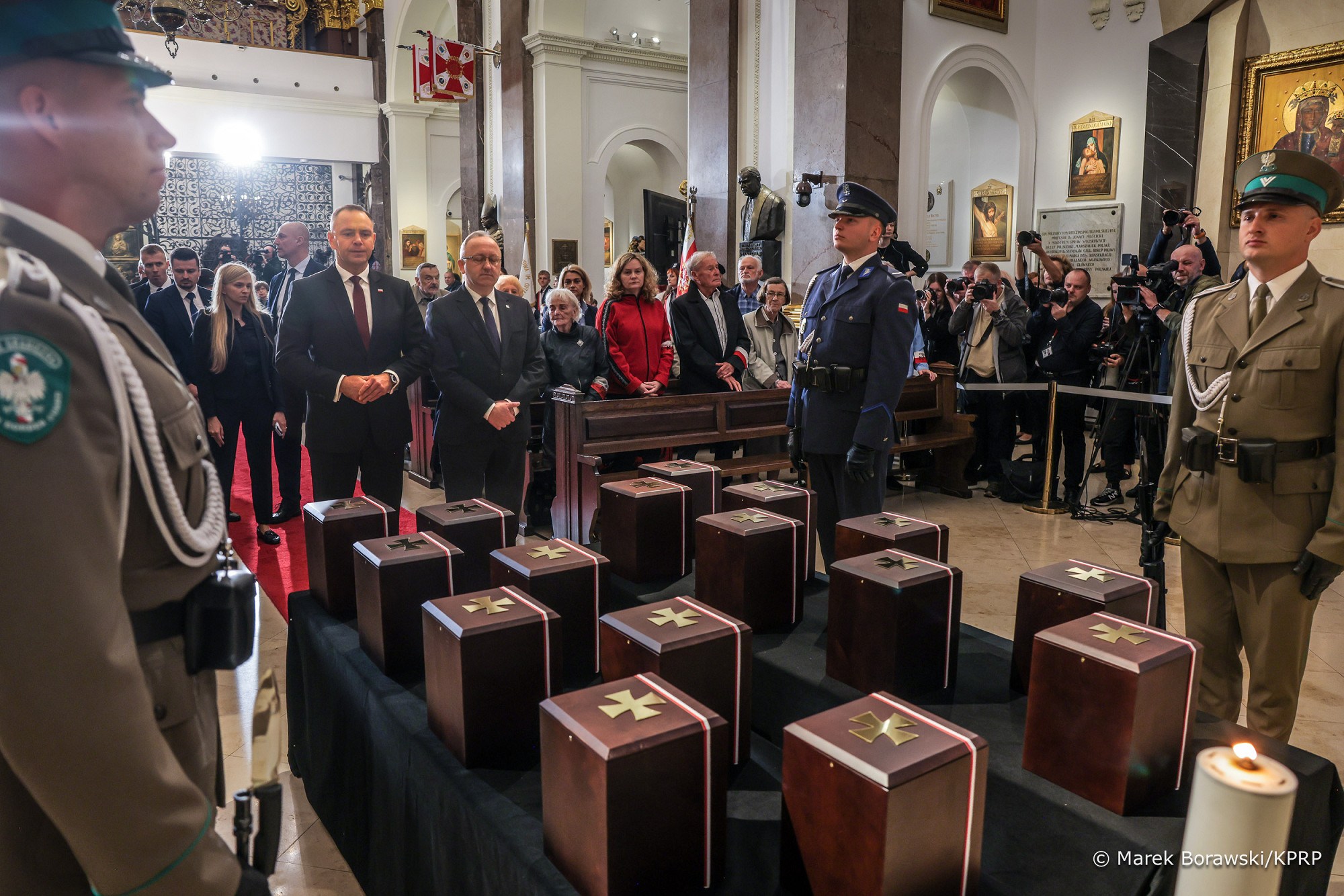 Pogrzeb ofiar zbrodni katyńskiej. Prezydent: Wybrali honor i wierność RP