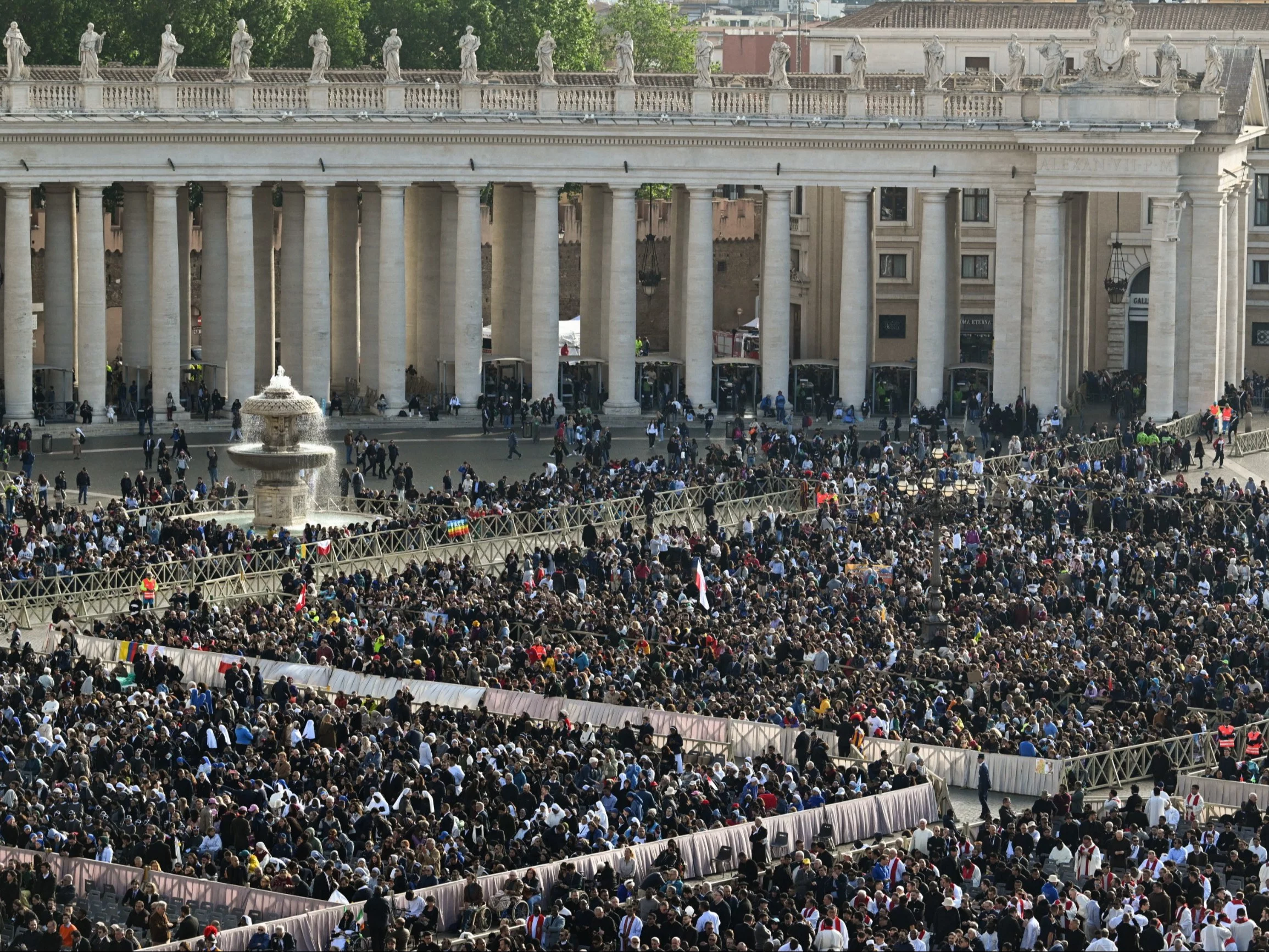 Watykan, 26.04.2025. Przygotowania do uroczystości pogrzebowych papieża Franciszka